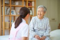 在宅ケアと訪問看護：看護師の役割とその重要性