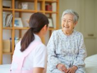 在宅ケアと訪問看護：看護師の役割とその重要性